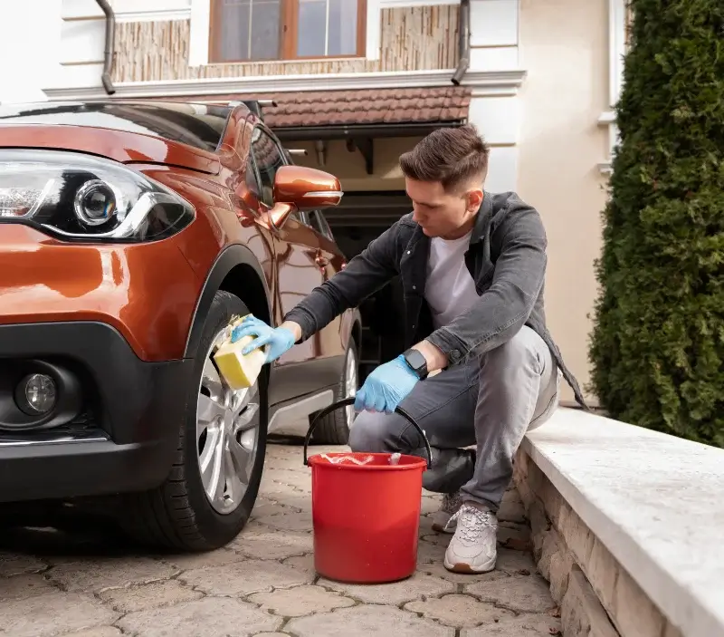 Lavage auto à domicile Saint-Dalmas-le-Selvage : professionnel intervenant sur un véhicule